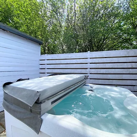 Hunters Hideaway-Hot Tub-Wiltshire-Groups Villa Warminster Exterior photo