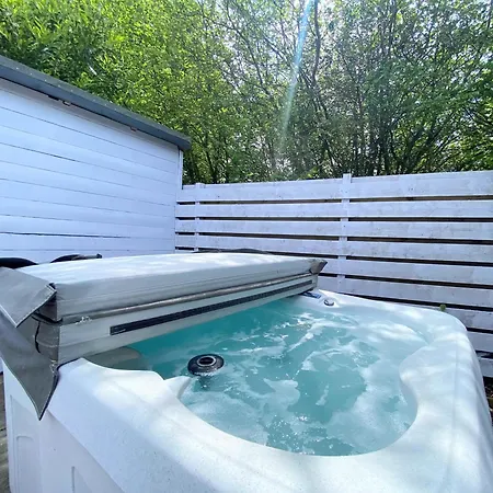Hunters Hideaway-Hot Tub-Wiltshire-Groups Villa Warminster Exterior photo