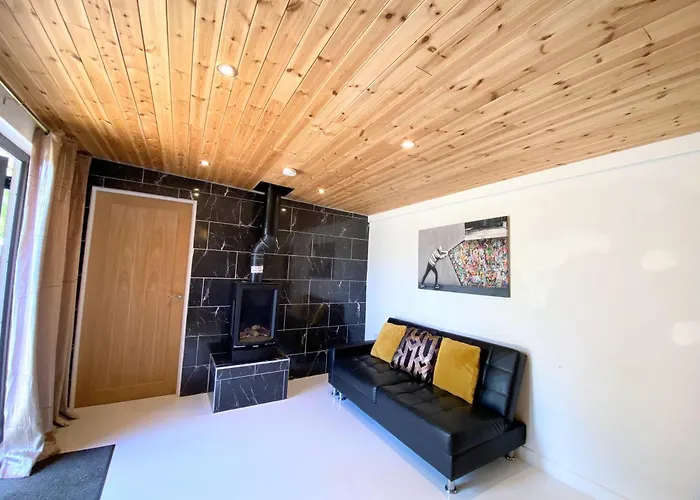 Hunters Hideaway-Hot Tub-Wiltshire-Groups