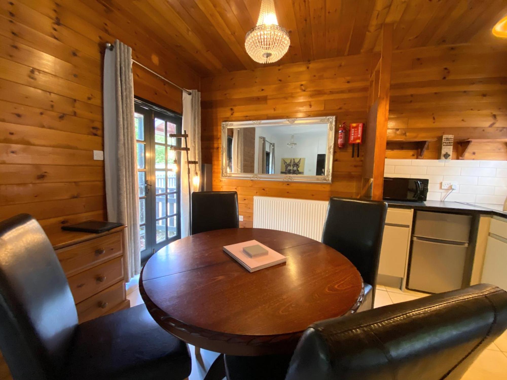 Hunters Hideaway-hot Tub-wiltshire-groups *
