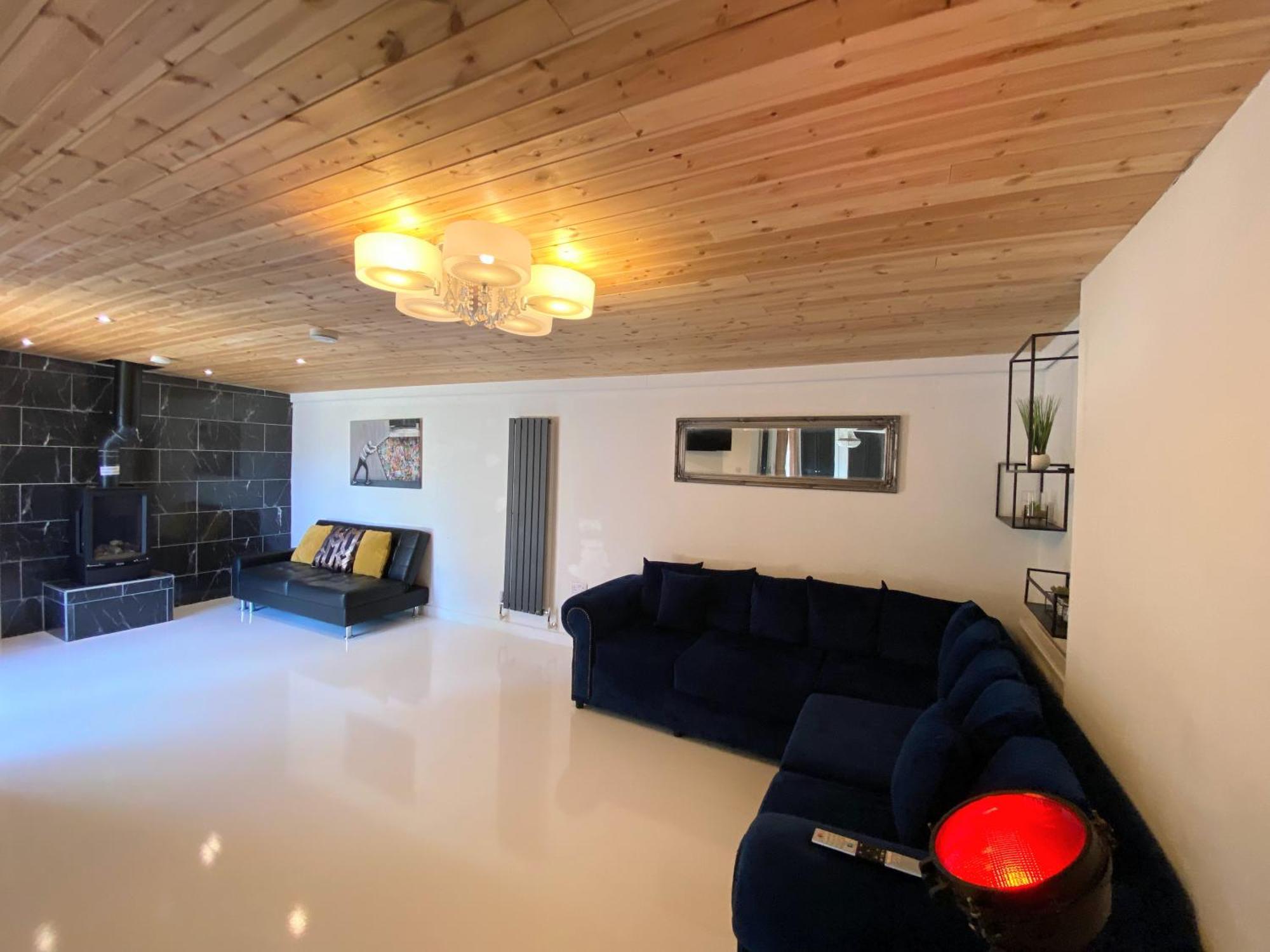 Hunters Hideaway-hot Tub-wiltshire-groups Chalet