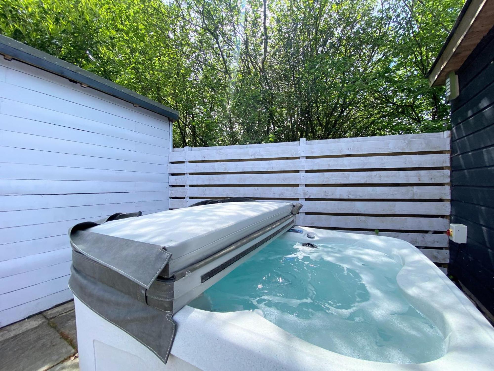 Hunters Hideaway-hot Tub-wiltshire-groups Chalet *