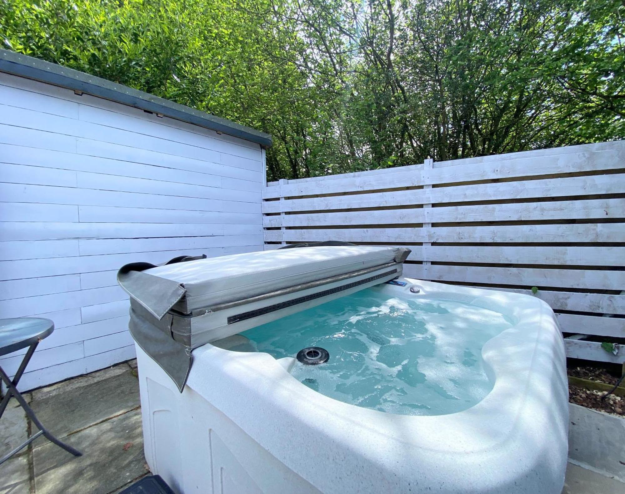 Chalet Hunters Hideaway-hot Tub-wiltshire-groups Warminster