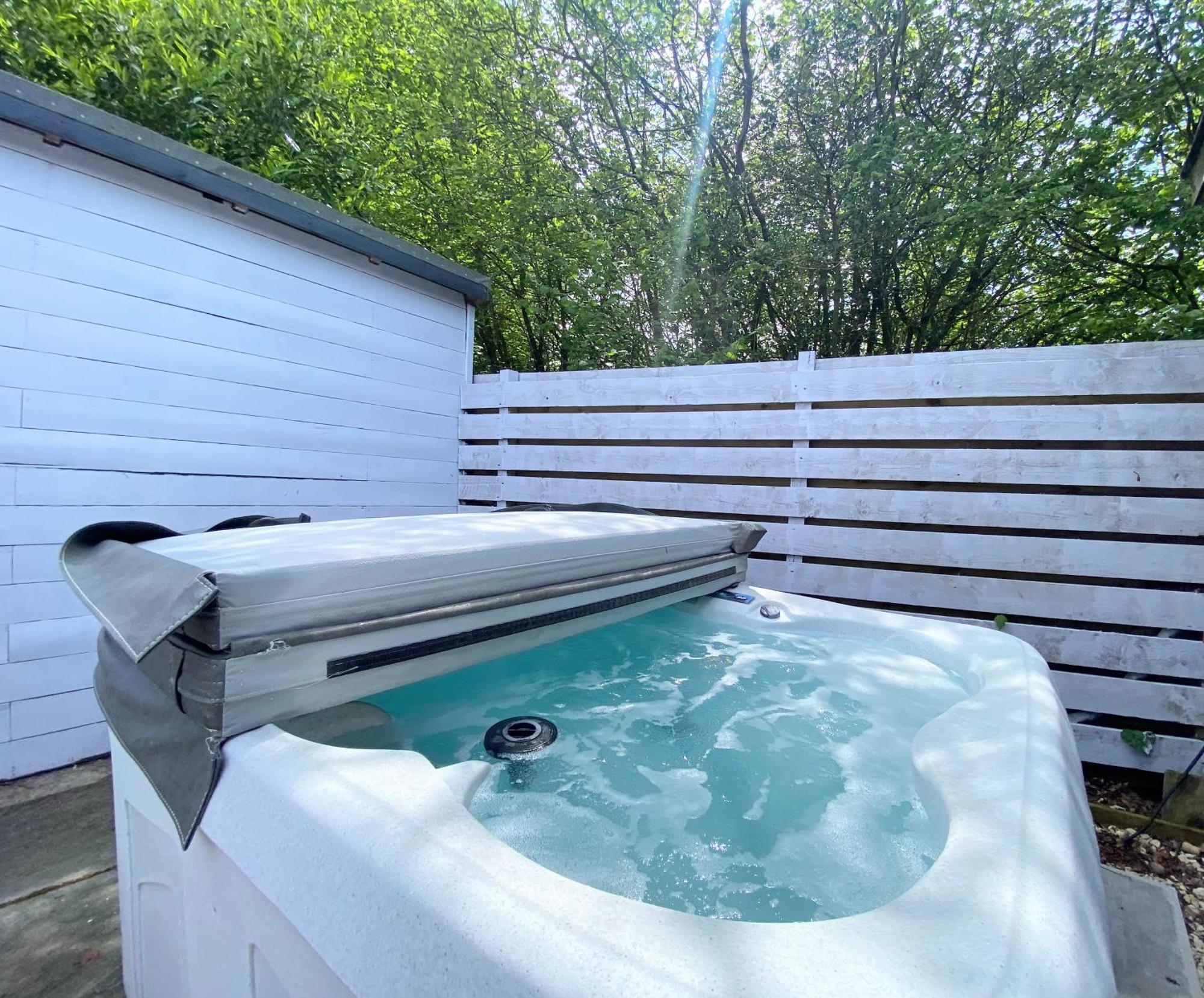 Hunters Hideaway-hot Tub-wiltshire-groups Chalet Warminster