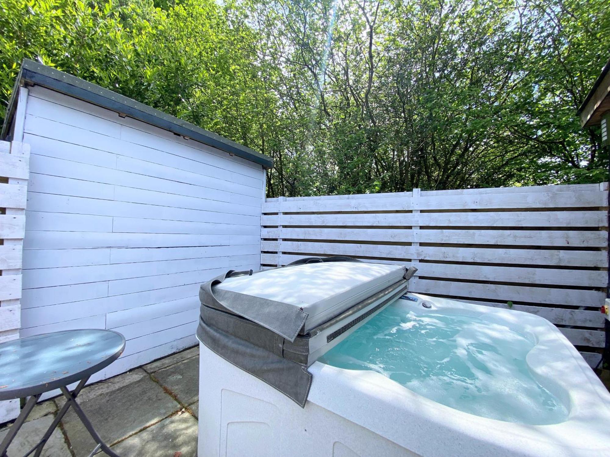 Hunters Hideaway-hot Tub-wiltshire-groups *