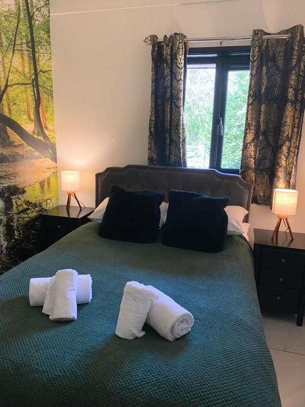 Hunters Hideaway-hot Tub-wiltshire-groups