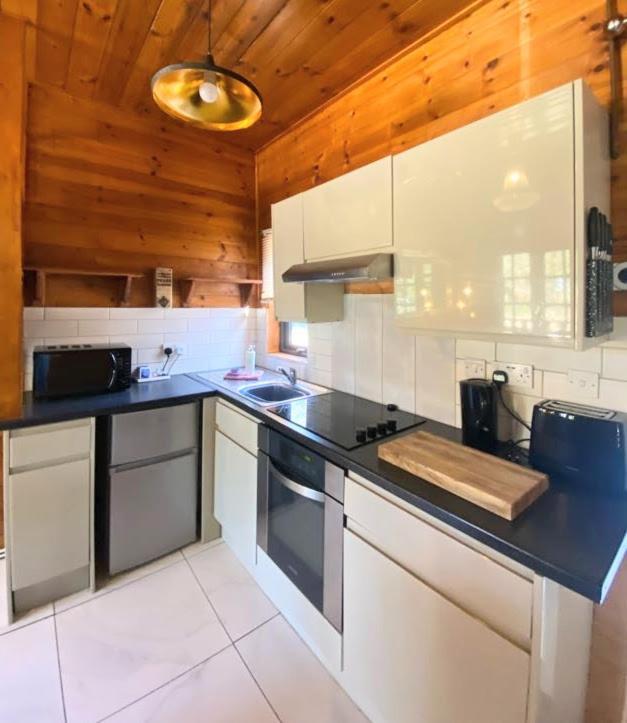 Hunters Hideaway-hot Tub-wiltshire-groups Chalet *