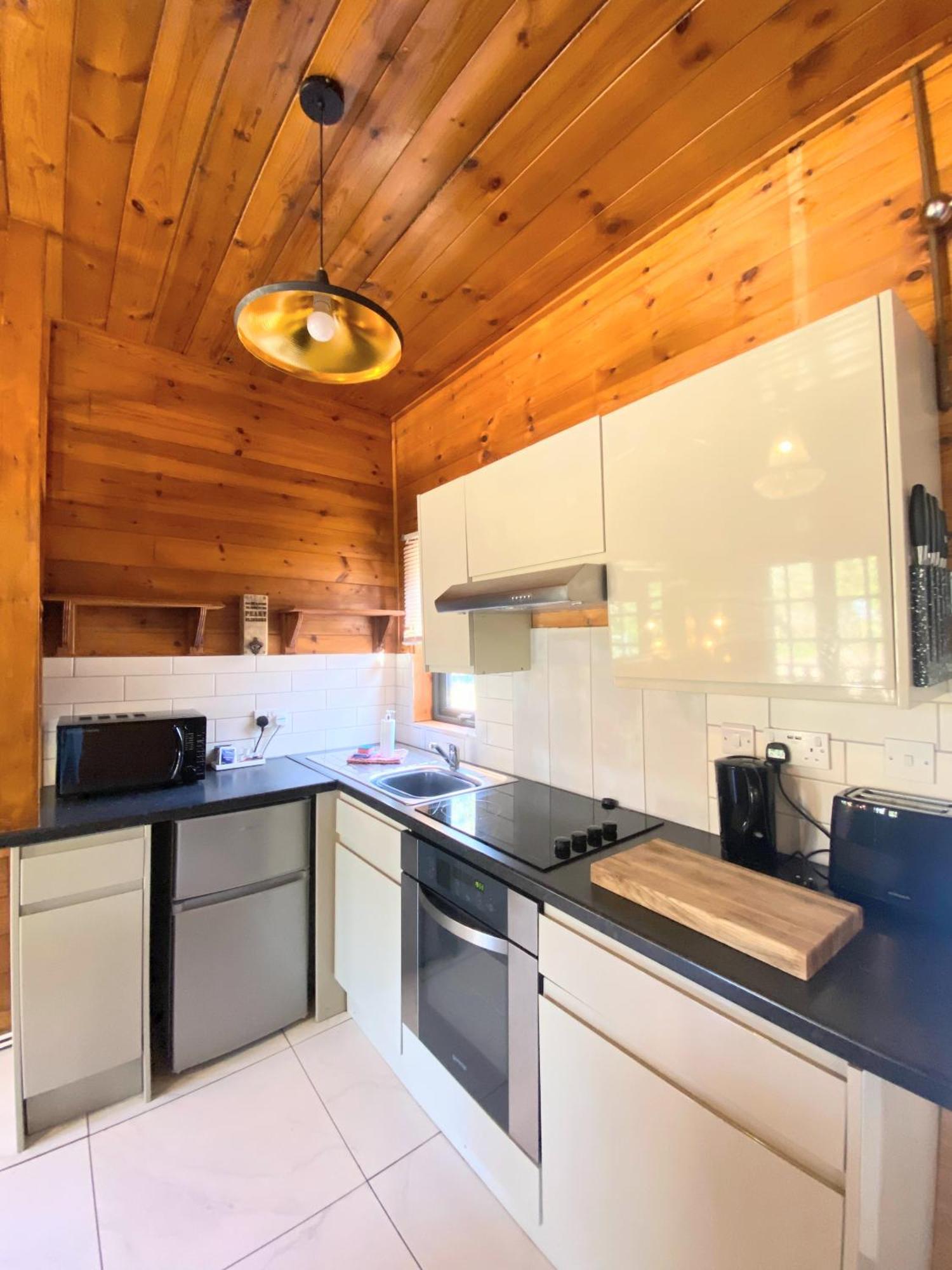 Hunters Hideaway-hot Tub-wiltshire-groups Chalet *