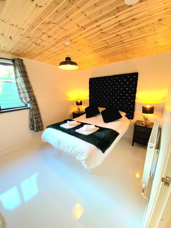 Hunters Hideaway-hot Tub-wiltshire-groups Warminster