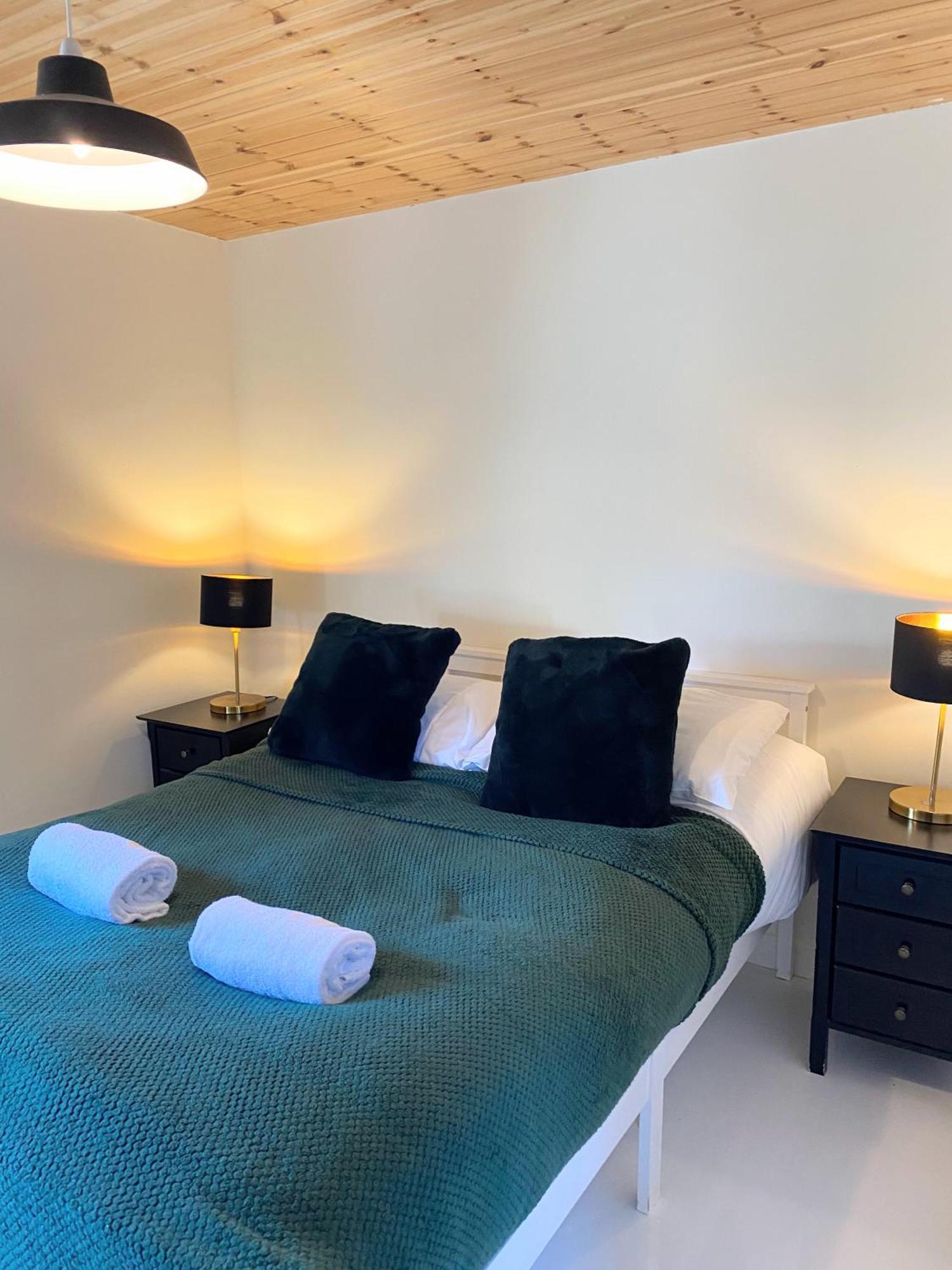 Hunters Hideaway-hot Tub-wiltshire-groups Chalé Warminster
